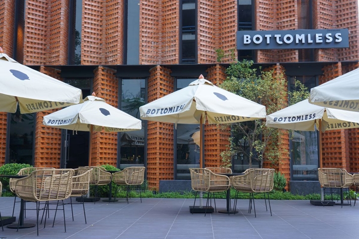 BOTTOMLESS เปลือยเสน่ห์คาเฟ่ใจกลางสุขุมวิท พร้อมไขเสน่ห์ ความสุขที่มากกว่ารสชาติ ของ “กาแฟ”