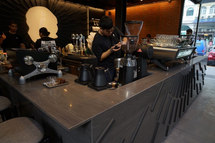 BOTTOMLESS เปลือยเสน่ห์คาเฟ่ใจกลางสุขุมวิท พร้อมไขเสน่ห์ ความสุขที่มากกว่ารสชาติ ของ “กาแฟ”