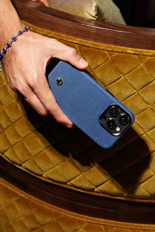 จิม ทอมป์สัน คอลแลบ Revested Milano เปิดตัวเคส iPhone สุดยูนีคที่รังสรรค์ขึ้นจากผ้าไหมอัพไซเคิล