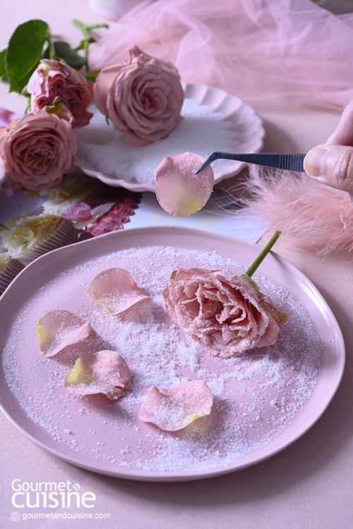 แต่งจานขนมให้สวยหวานในธีม "Rose Valentine" ด้วยดอกกุหลาบเคลือบเกล็ดน้ำตาล