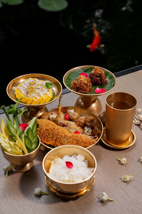 เมนูในตำนานกลับมาแล้ว! ชวนหนีร้อนไปชิม “ข้าวแช่ จิม ทอมป์สัน” สำรับดับร้อนหอมฉ่ำ-ชื่นใจที่พลาดแล้วต้องรอถึงปีหน้า
