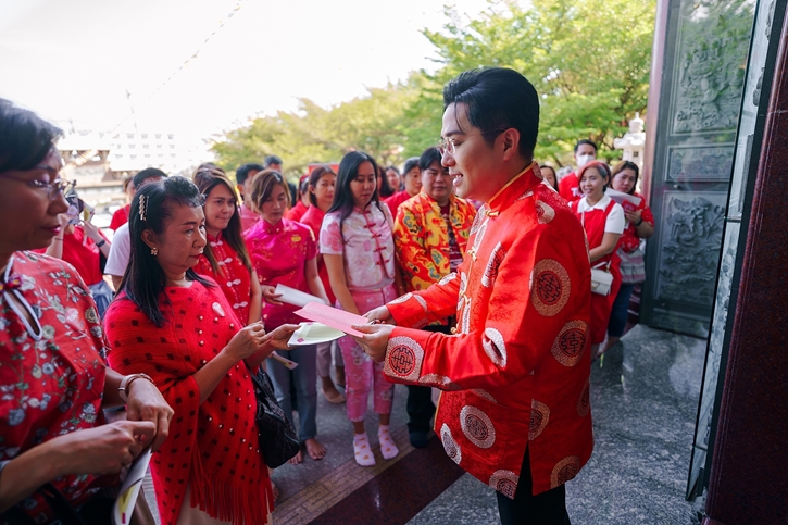 อาจารย์ช้าง-ทศพร นำทีมลูกค้าท็อปส์ร่วมทริปทำบุญเสริมเฮงสุดเอ็กซ์คลูซีฟ  พร้อมแนะเคล็ดลับไหว้แก้ชง รับพลังบุญก่อนสงกรานต์