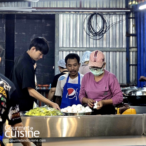 หิวดึกมาทางนี้ ‘จิ๊นทอดป้าตือ’ ร้านอาหารเหนือคิวยาวเอาใจคนรักสตรีทฟู้ด ซอยวิภาวดี 16/33
