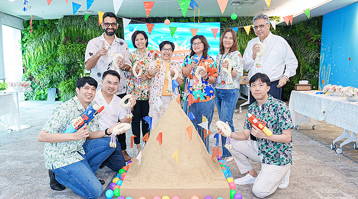 บมจ.กรุงไทย-แอกซ่า ประกันชีวิต นำโดย คุณบุปผาวดี โอวรารินท์ ประธานเจ้าหน้าที่บริหาร ฝ่ายทรัพยากรบุคคลและภาพลักษณ์องค์กรและการสื่อสารองค์กร (แถวหลัง คนที่ 3 จากซ้าย) จัดกิจกรรมสืบสานประเพณีไทย “มนต์เสน่ห์ สงกรานต์สาดสุข”