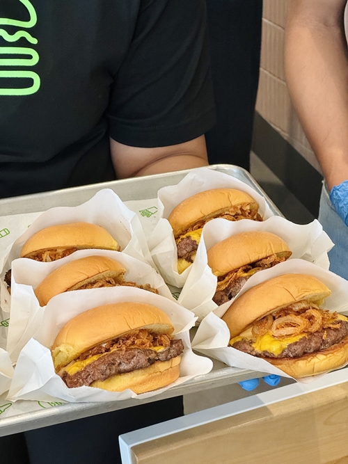 ShakeShack ฉลองครบรอบ 1 ปี ด้วยเมนูเบอร์เกอร์สุดลิมิเต็ด และเครื่องดื่มคุกกี้แอนด์ครีมที่เสิร์ฟให้ลองเพียงแค่ 2 เดือน