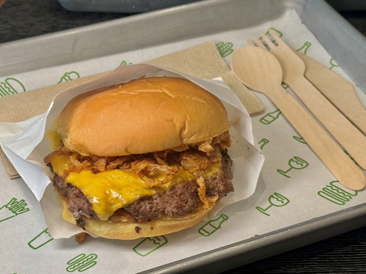 ShakeShack ฉลองครบรอบ 1 ปี ด้วยเมนูเบอร์เกอร์สุดลิมิเต็ด และเครื่องดื่มคุกกี้แอนด์ครีมที่เสิร์ฟให้ลองเพียงแค่ 2 เดือน