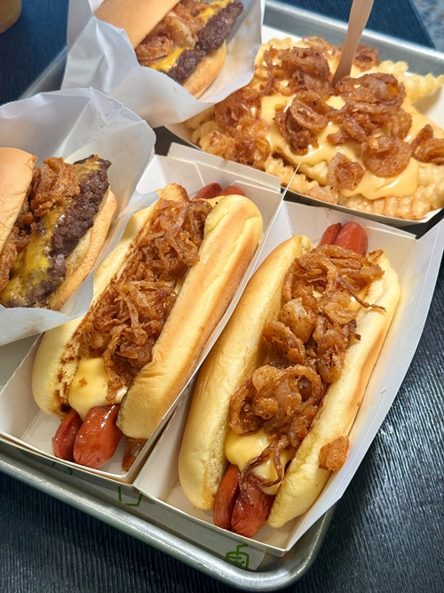 ShakeShack ฉลองครบรอบ 1 ปี ด้วยเมนูเบอร์เกอร์สุดลิมิเต็ด และเครื่องดื่มคุกกี้แอนด์ครีมที่เสิร์ฟให้ลองเพียงแค่ 2 เดือน
