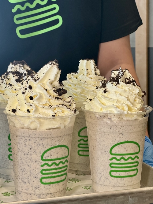 ShakeShack ฉลองครบรอบ 1 ปี ด้วยเมนูเบอร์เกอร์สุดลิมิเต็ด และเครื่องดื่มคุกกี้แอนด์ครีมที่เสิร์ฟให้ลองเพียงแค่ 2 เดือน