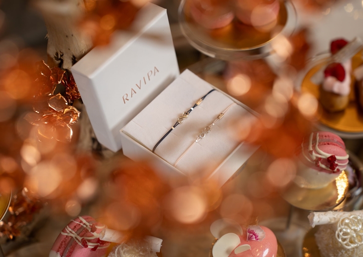 “The Tree of Love X RAVIPA” มอบประสบการณ์โรแมนติกตราตรึงใจกับคนพิเศษด้วยชุดน้ำชายามบ่ายพร้อมสร้อยข้อมือแบรนด์ RAVIPA คอลเล็กชัน Unbreakable Infinity