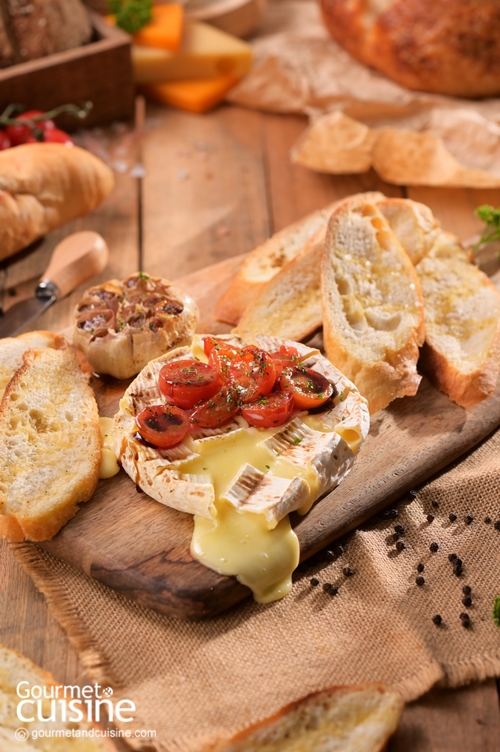 ชีสกามองแบร์อบกับมะเขือเทศและบัลซามิก Baked Camembert with Tomatoe & Balsamic