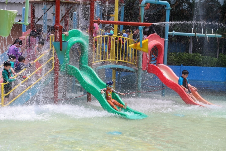 เซ็นทรัลพัฒนาชวน ‘ครูท็อป Rapcher’ พาน้องๆ ตะลุยกิจกรรมสุดมันส์ที่สวนน้ำ PORORO AQUA PARK ในแคมเปญ “The Little Campus 2024
