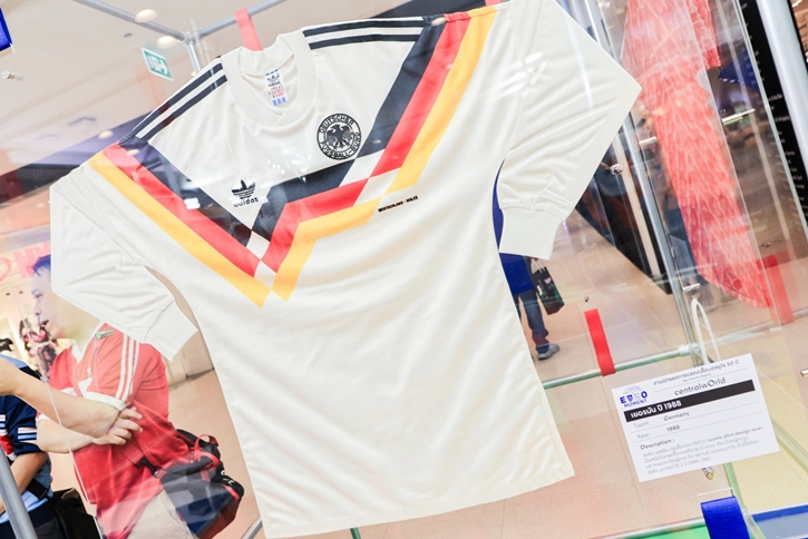 “เซ็นทรัลเวิลด์” จับมือ “นันทขว้าง สิรสุนทร” จัดนิทรรศการ “The Legendary of Euro Moment” รวมเสื้อบอลยูโรระดับตำนาน และสุดยอดแรร์ไอเทมส์หาชมยาก