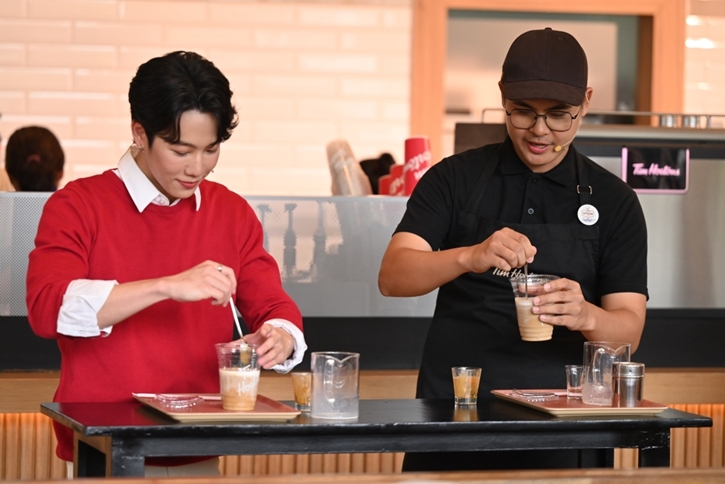 Tim Hortons ชวน “วอร์ วนรัตน์”รับบทบาริสต้าหนุ่ม พาทุกคนไปลิ้มรสความอร่อยของกาแฟพรีเมียมอาราบิก้าแท้ 100% และอาหารทำสดใหม่จานต่อจาน