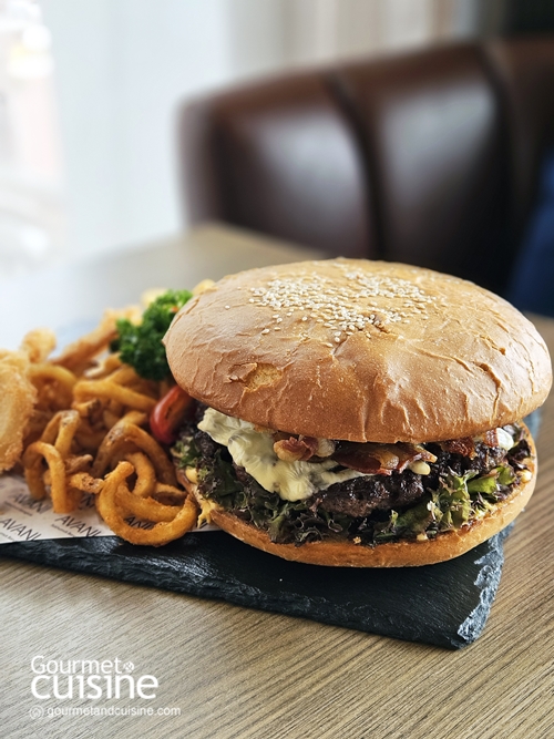 ชิงตำแหน่งนักกินตัวจริงกับ “Giant Burger Promotion” จาก Avani Sukhumvit Bangkok Hotel