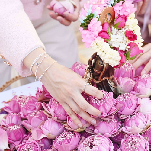 RAVIPA ร่วมกับ สมาคมผู้ประกอบวิสาหกิจในย่านราชประสงค์ จัดถวายดอกไม้เพื่อสักการะองค์พระแม่ลักษมี เนื่องในวันวาราลักษมี วรัทตัม ประจำปี 2567