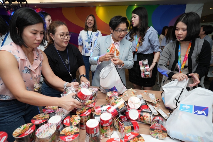 กรุงไทย–แอกซ่า ประกันชีวิต รวมพลังจิตอาสา ปันน้ำใจช่วยเหลือผู้ประสบภัยน้ำท่วม ร่วมบรรจุถุงยังชีพ จำนวน 1,000 ชุด และส่งมอบน้ำดื่ม จำนวน 2,000 ขวด