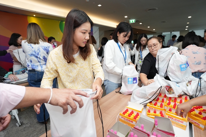 กรุงไทย–แอกซ่า ประกันชีวิต รวมพลังจิตอาสา ปันน้ำใจช่วยเหลือผู้ประสบภัยน้ำท่วม ร่วมบรรจุถุงยังชีพ จำนวน 1,000 ชุด และส่งมอบน้ำดื่ม จำนวน 2,000 ขวด
