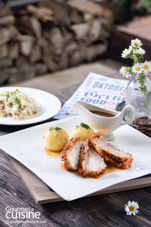 สันคอหมูอบกรอบสไตล์บาวาเรียนซอสเบียร์ดำ (Crispy Bavarian Pork Roast)