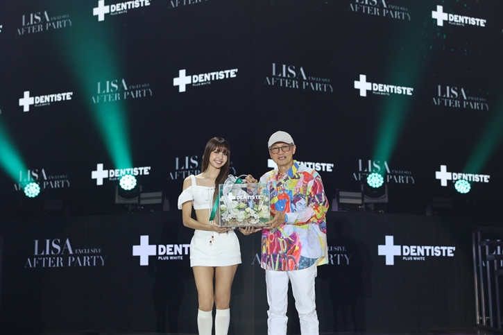 แฟนกรี๊ดลั่นฮอลล์! ลิซ่าโชว์พลังยิ้มสวยมั่นใจสะกดโลกในงาน DENTISTE’ x LISA Exclusive Party