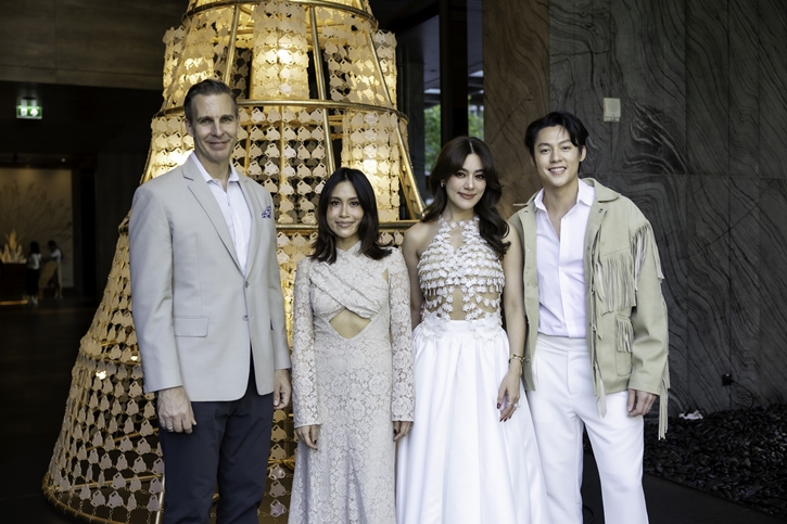 โรงแรมคิมป์ตัน มาลัย กรุงเทพฯ จับมือแบรนด์แฟชั่น PIPATCHARA เนรมิต THE “INFINITUDE” CHRISTMAS TREE