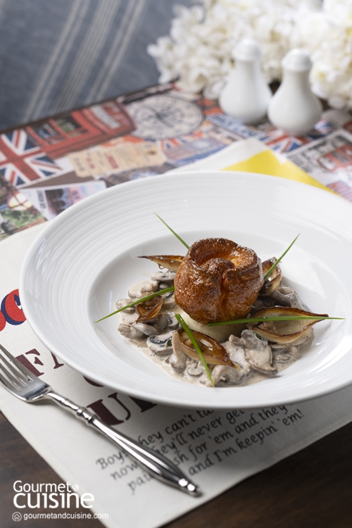 ครีมเห็ดกับพุดดิงยอร์กเชียร์และหัวหอมอบน้ำส้มสายชู (Creamed Mushrooms with Yorkshire Pudding & Vinegar Baked Onion) สูตรโดยเชฟ Martin Blunos