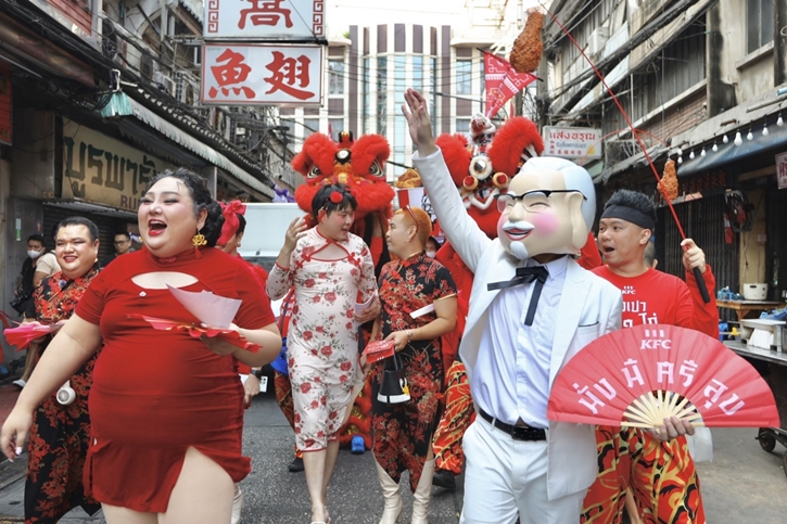 KFC ประเทศไทย เล่นใหญ่ เทคโอเวอร์ตรุษจีน’ 68 ครั้งแรก! ผู้พันแซนเดอร์สแปลงโฉมเป็นแป๊ะยิ้ม นำทีมขบวนพาเหรด KFC ตรุษจีน แจกความเฮงความปังสนั่นเมือง