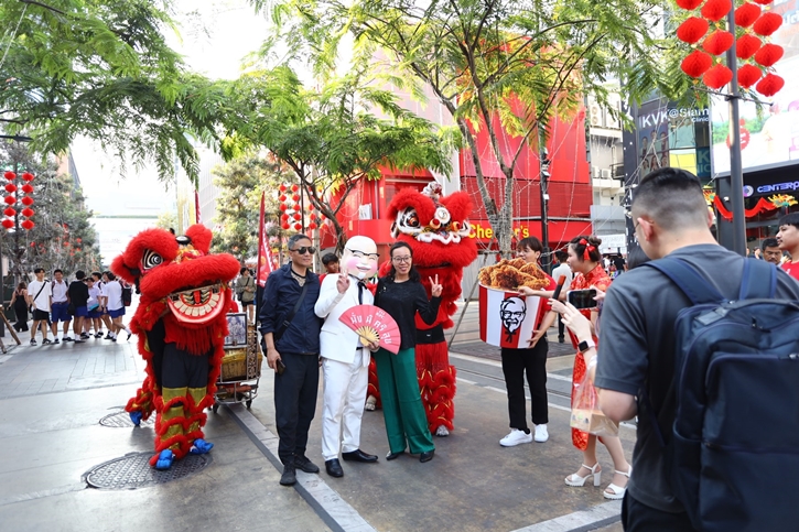 KFC ประเทศไทย เล่นใหญ่ เทคโอเวอร์ตรุษจีน’ 68 ครั้งแรก! ผู้พันแซนเดอร์สแปลงโฉมเป็นแป๊ะยิ้ม นำทีมขบวนพาเหรด KFC ตรุษจีน แจกความเฮงความปังสนั่นเมือง
