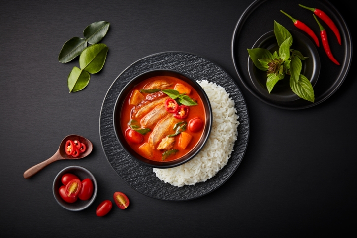 Chef Cares แกะกล่อง 2 เมนูใหม่ 'บักกุ๊ดเต๋-แกงเผ็ดเป็ดย่างและข้าว' เสิร์ฟความอร่อย-อิ่มใจ ทุกกล่องตอบแทนสังคม 100%
