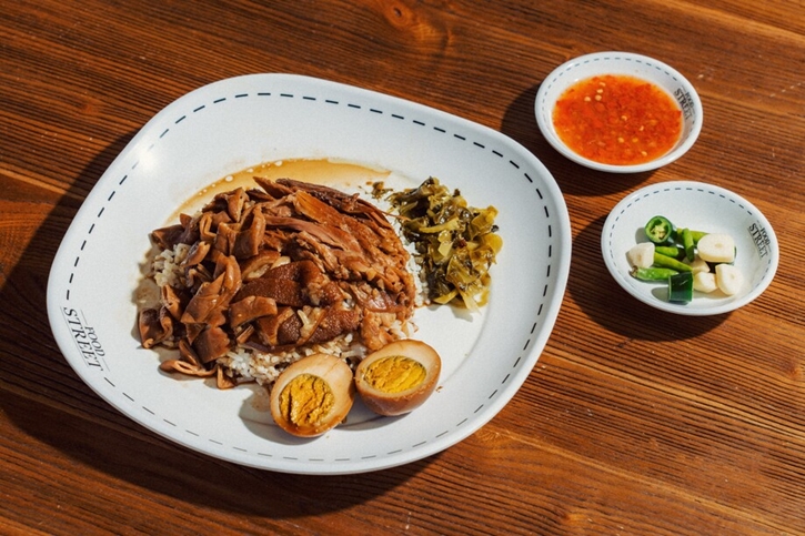 ตามล่าความอร่อยกับศูนย์รวมร้านดังที่ “Food Street” เดอะ ปาร์ค พบประสบการณ์อร่อยเต็มอิ่มกับสตรีทฟู้ดร้านเด็ด กว่า 100 เมนู ที่สะดวกและคุ้มค่าในทุกจาน