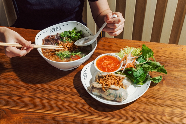 ตามล่าความอร่อยกับศูนย์รวมร้านดังที่ “Food Street” เดอะ ปาร์ค พบประสบการณ์อร่อยเต็มอิ่มกับสตรีทฟู้ดร้านเด็ด กว่า 100 เมนู ที่สะดวกและคุ้มค่าในทุกจาน