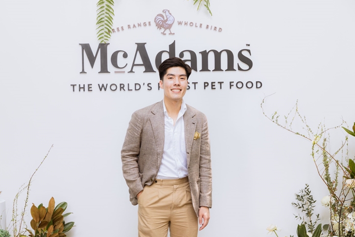 อแมนด้า ออบดัม พิตต้า ณ พัทลุง และทับทิม มัลลิกา ปลื้ม! แมคอดัมส์ (McAdams) ผลิตภัณฑ์อาหารสัตว์อัลตราพรีเมียม