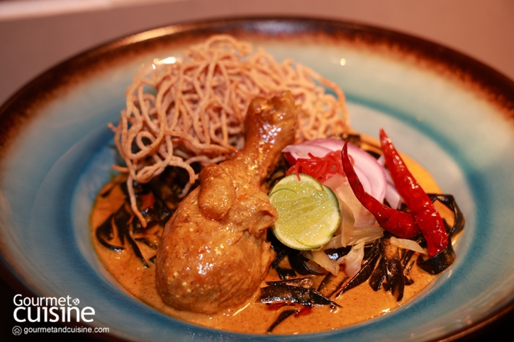 ข้าวซอยไก่เส้นเฟตตูชินีหมึกดำ