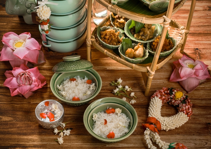 อิ่มอร่อยชื่นใจไปกับ “ข้าวแช่ชาววัง” ในเมนูชุดพิเศษต้อนรับสงกรานต์ ณ ห้องอาหารไทย ศาลาทิพย์ โรงแรมแชงกรี-ลา กรุงเทพฯ