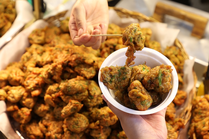 ลิ้มรสอาหารไทยรสชาติแบบต้นตำรับ ในบรรยากาศตลาดไทยโบราณ ในงาน “เมกาบางนา มหาสงกรานต์” วันที่ 4 – 16 เมษายน 2568 ที่ศูนย์การค้าเมกาบางนา