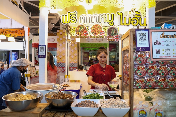 ลิ้มรสอาหารไทยรสชาติแบบต้นตำรับ ในบรรยากาศตลาดไทยโบราณ ในงาน “เมกาบางนา มหาสงกรานต์” วันที่ 4 – 16 เมษายน 2568 ที่ศูนย์การค้าเมกาบางนา