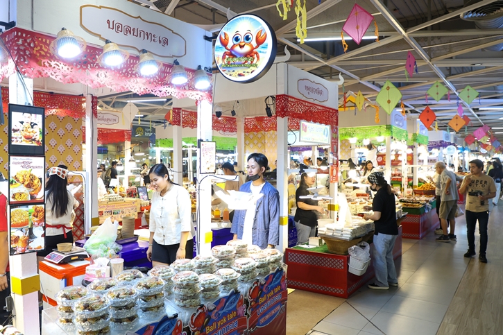 ลิ้มรสอาหารไทยรสชาติแบบต้นตำรับ ในบรรยากาศตลาดไทยโบราณ ในงาน “เมกาบางนา มหาสงกรานต์” วันที่ 4 – 16 เมษายน 2568 ที่ศูนย์การค้าเมกาบางนา