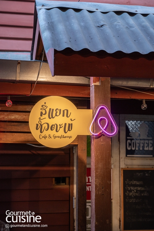 นั่งเรือริมคลองไม่เหงาเพราะมีแมวเป็นเพื่อน ณ ตลาดหัวตะเข้ ลาดกระบัง