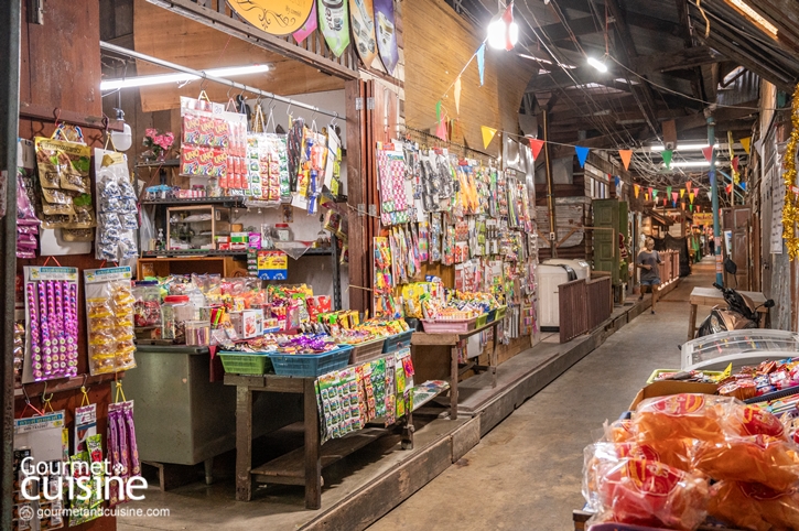 นั่งเรือริมคลองไม่เหงาเพราะมีแมวเป็นเพื่อน ณ ตลาดหัวตะเข้ ลาดกระบัง