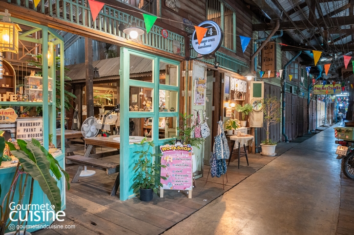 นั่งเรือริมคลองไม่เหงาเพราะมีแมวเป็นเพื่อน ณ ตลาดหัวตะเข้ ลาดกระบัง
