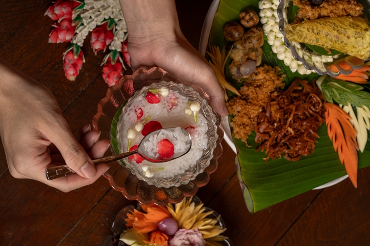เปิดตำรับเมนูข้าวแช่ตำรับชาววังกว่า 30 ปี ณ โรงแรมอนันตรา สยาม กรุงเทพฯ