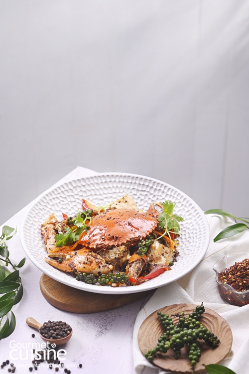 ปูทะเลผัดน้ำมันพริกและพริกไทยดำ Stir-Fried Crab with Chili Oil & Peppercorn