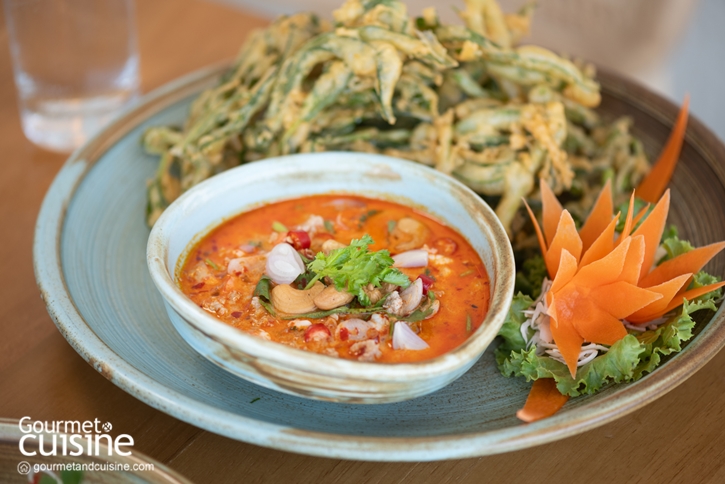 Crispy Morning Glory Salad ยำผักบุ้งชุบแป้งทอด