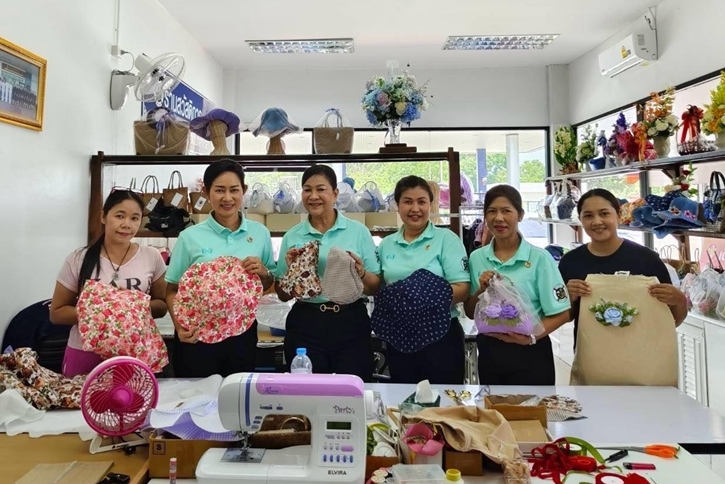 คุณกรกนก วงศ์ตระกูล ประธานชมรมภริยาทหารเรือพื้นที่จังหวัดสงขลา พาชมกิจกรรมส่งเสริมรายได้ของกลุ่มแม่บ้าน งานฝีมือ กระเป๋า และหมวก