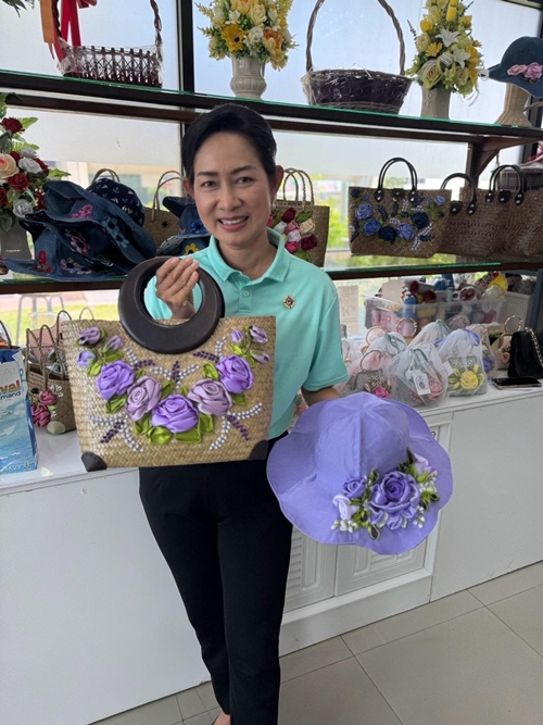 คุณกรกนก วงศ์ตระกูล ประธานชมรมภริยาทหารเรือพื้นที่จังหวัดสงขลา พาชมกิจกรรมส่งเสริมรายได้ของกลุ่มแม่บ้าน งานฝีมือ กระเป๋า และหมวก