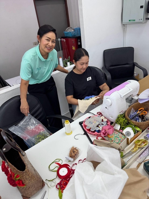 คุณกรกนก วงศ์ตระกูล ประธานชมรมภริยาทหารเรือพื้นที่จังหวัดสงขลา พาชมกิจกรรมส่งเสริมรายได้ของกลุ่มแม่บ้าน งานฝีมือ กระเป๋า และหมวก