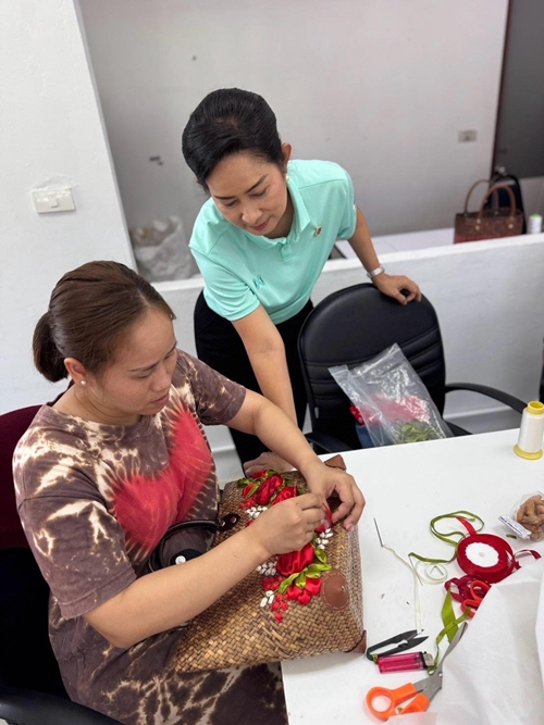 คุณกรกนก วงศ์ตระกูล ประธานชมรมภริยาทหารเรือพื้นที่จังหวัดสงขลา พาชมกิจกรรมส่งเสริมรายได้ของกลุ่มแม่บ้าน งานฝีมือ กระเป๋า และหมวก