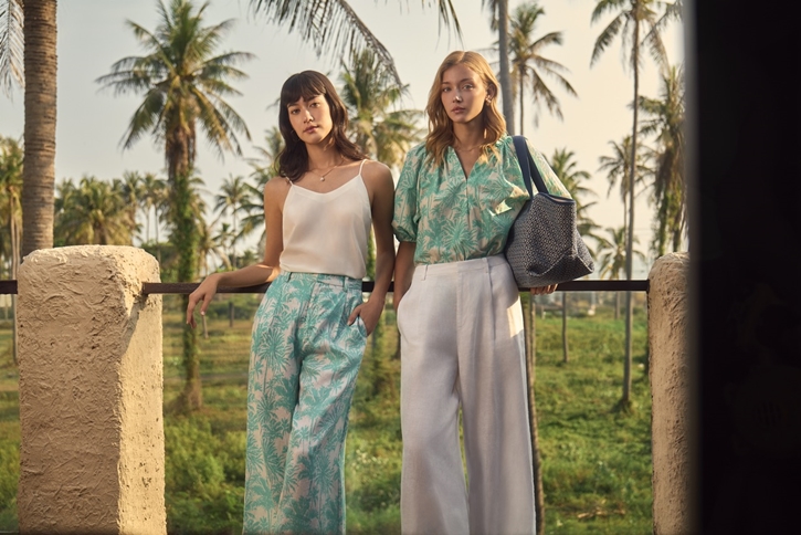 จิม ทอมป์สัน ชวนหนีไปพักร้อนกับคอลเลกชันใหม่ “Siamese Palm Sky” อวดหลายลุคชวนฝันจากไอเทมรีสอร์ตแวร์สุดชิครับซัมเมอร์