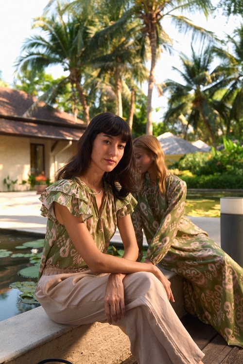 จิม ทอมป์สัน ชวนหนีไปพักร้อนกับคอลเลกชันใหม่ “Siamese Palm Sky” อวดหลายลุคชวนฝันจากไอเทมรีสอร์ตแวร์สุดชิครับซัมเมอร์