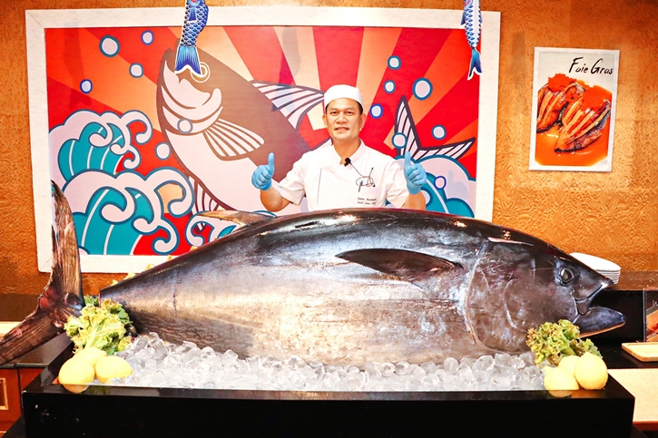เปิดประสบการณ์สุดพรีเมียมด้วย “ปลาทูน่าครีบน้ำเงิน (Bluefin Tuna)” ส่งตรงจากญี่ปุ่น พร้อมเสิร์ฟให้ชิมได้ไม่อั้นแบบซาซิมิจนถึงเดือนพฤษภาคมนี้เท่านั้น ที่ดิเอมเมอรัลด์ ค็อฟฟี่ช็อพ