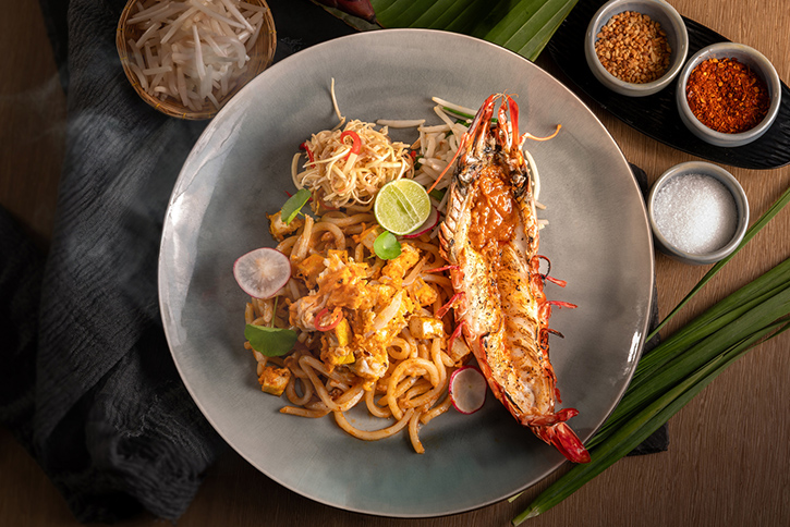 เปิดประสบการณ์ใหม่กับ “เส้นอูด้งผัดไทยกุ้งลายเสือ” เมนูพิเศษประจำเดือนจาก ห้องอาหารเพลท